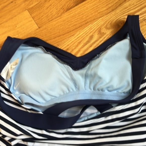 Nike Women’s racerback Bathing Suit Tankini top. Size large - Picture 5 of 8